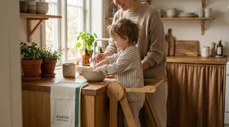 barn hjælper til i køkkenet på mini family læringstårn