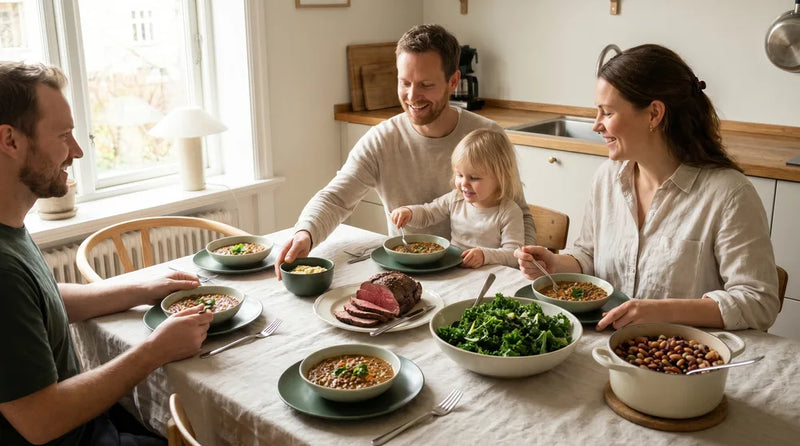 Jernrige fødevarer til børn: rødt kød, linser, grønkål og bønner på bord