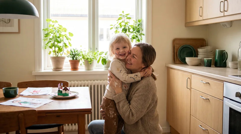 Forælder roser sit barn anerkendende efter en aktivitet derhjemme