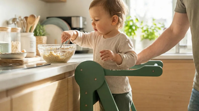 barn hjælper til i køkkenet på mini family læringstårn